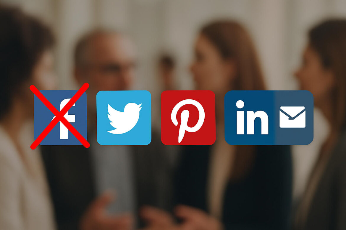 Social-Media-Buttons mit durchgestrichenem Facebook-Icon, diskutierende Menschen im unscharfen Hintergrund