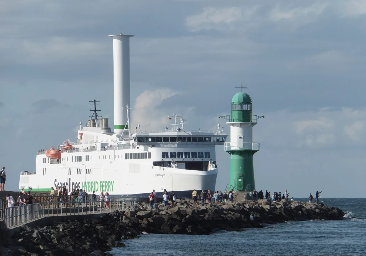 Scandlines-Fähre Copenhagen mit Rotorsegel beim Einlaufen in den Hafen von Warnemünde