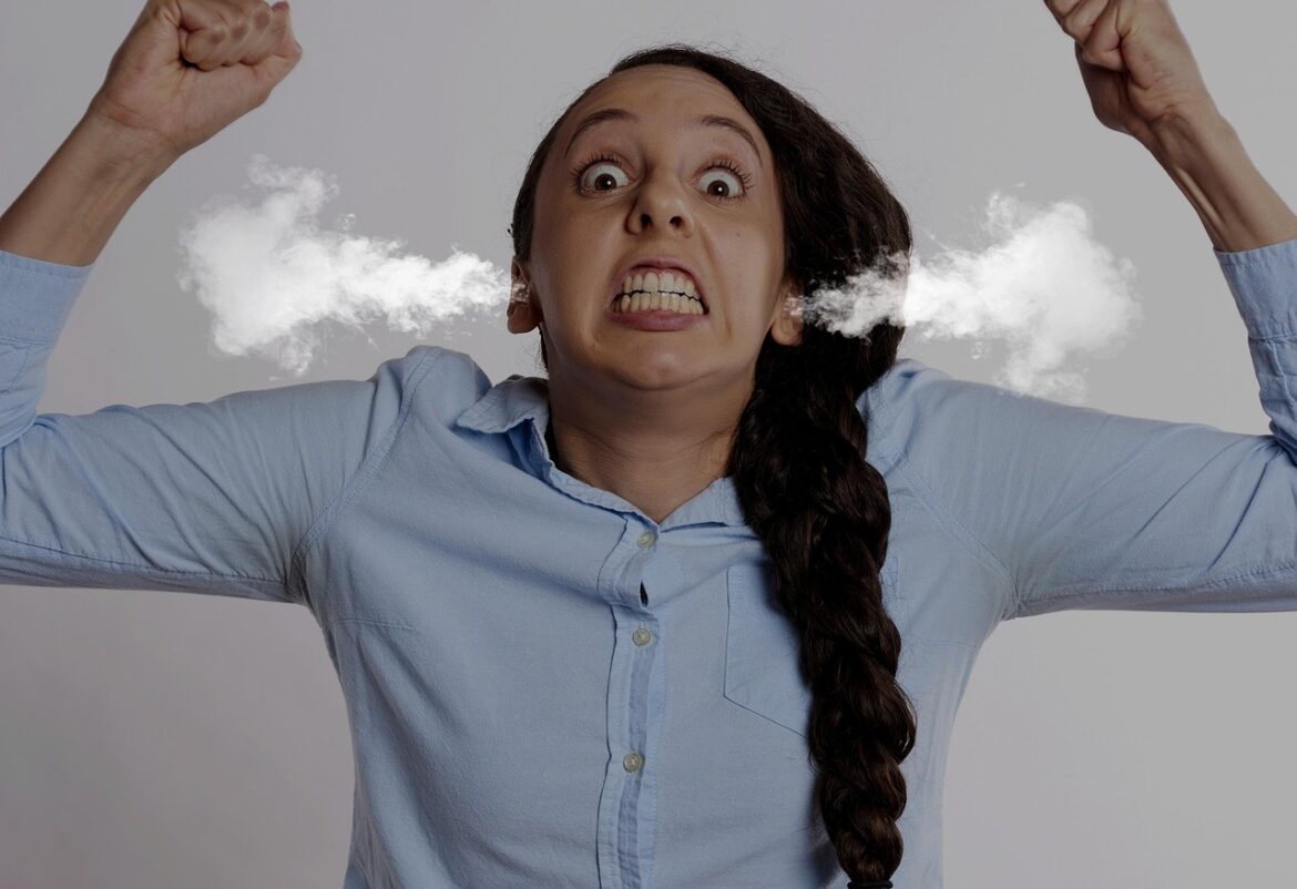 Wütende wild gestikulierende Frau