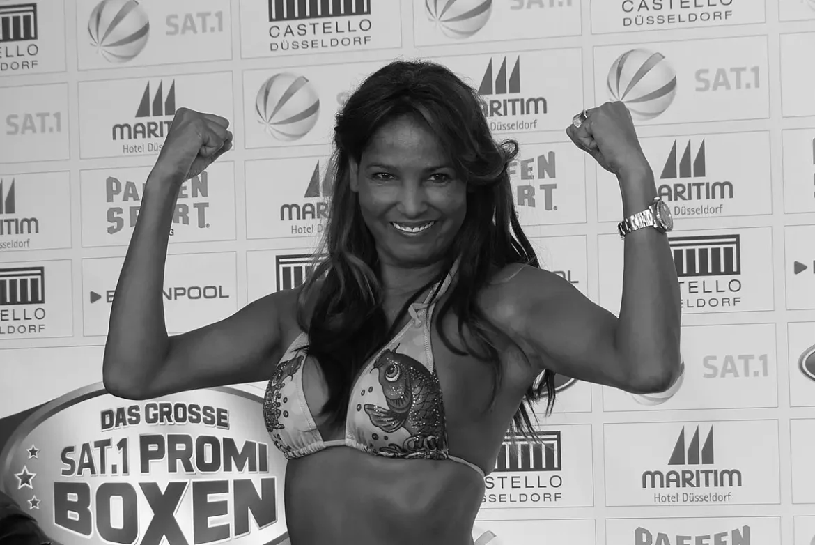 Nadja Abd el Farrag beim offiziellen Wiegen für das Sat.1 Promiboxen 2013, lächelnd und mit erhobenen Armen