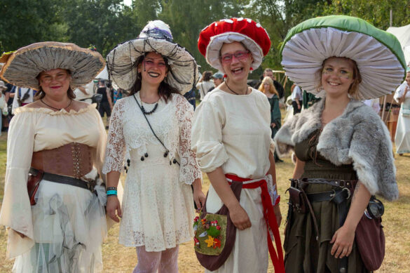 Vier Besucherinnen in fantasievollen Pilzkostümen auf dem Mittelalterlich Phantasie Spectaculum in Luhmühlen 2024.